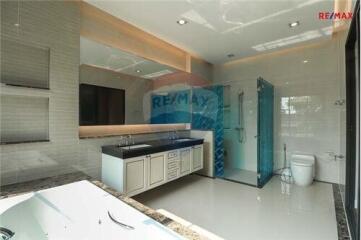 560 Sqm., 5 Beds Townhouse listed for ฿ 33,000,000.