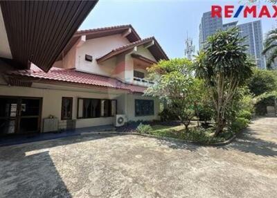 500 Sqm., 6 Beds Townhouse listed for ฿ 61,360,000.