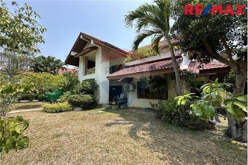 500 Sqm., 6 Beds Townhouse listed for ฿ 61,360,000.