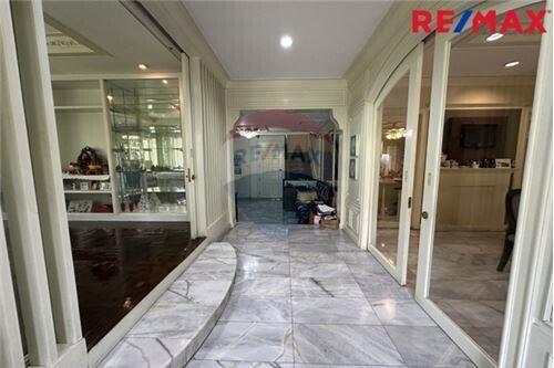 500 Sqm., 6 Beds Townhouse listed for ฿ 61,360,000.