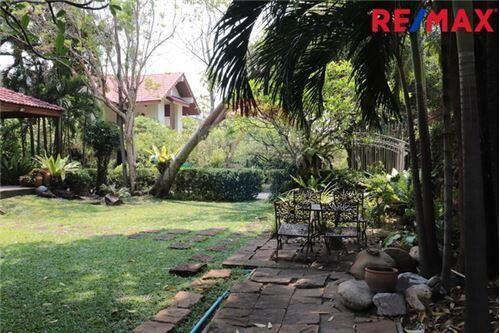 500 Sqm., 6 Beds Townhouse listed for ฿ 61,360,000.