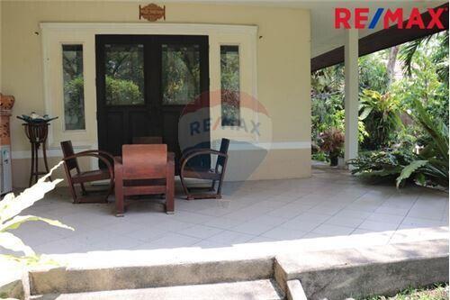 500 Sqm., 6 Beds Townhouse listed for ฿ 61,360,000.