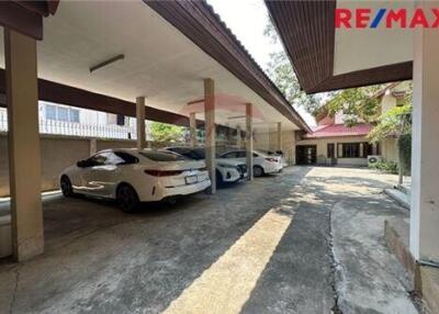 500 Sqm., 6 Beds Townhouse listed for ฿ 61,360,000.