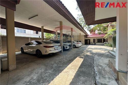 500 Sqm., 6 Beds Townhouse listed for ฿ 61,360,000.