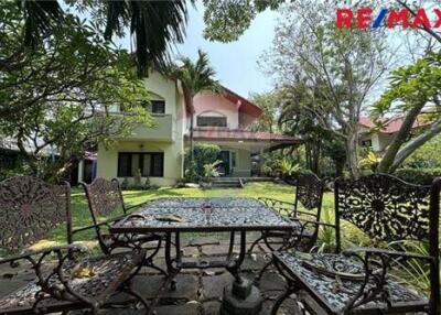 500 Sqm., 6 Beds Townhouse listed for ฿ 61,360,000.