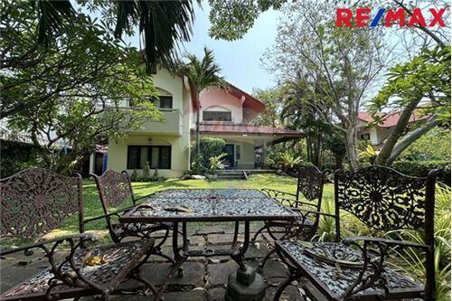 500 Sqm., 6 Beds Townhouse listed for ฿ 61,360,000.