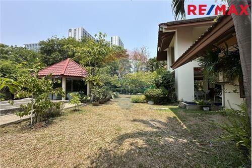 500 Sqm., 6 Beds Townhouse listed for ฿ 61,360,000.