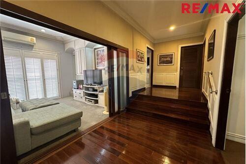 500 Sqm., 6 Beds Townhouse listed for ฿ 61,360,000.