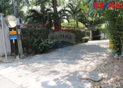 500 Sqm., 6 Beds Townhouse listed for ฿ 61,360,000.