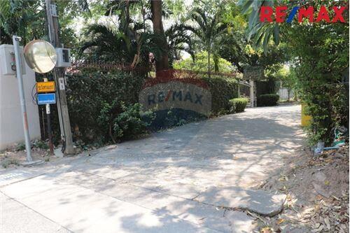 500 Sqm., 6 Beds Townhouse listed for ฿ 61,360,000.