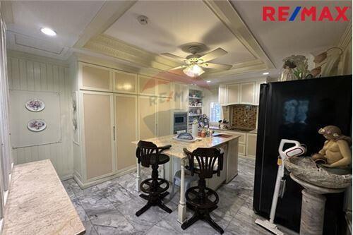 500 Sqm., 6 Beds Townhouse listed for ฿ 61,360,000.