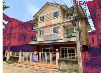 304 Sqm., 6 Beds, 6 Baths Townhouse listed for ฿ 9,600,000.