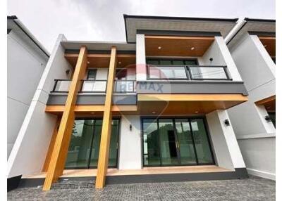 212 Sqm., 4 Beds Townhouse listed for ฿ 6,500,000.