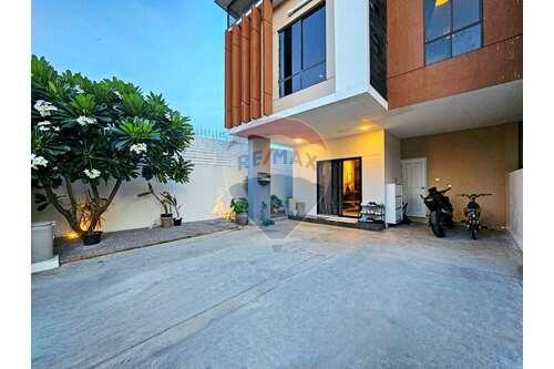 Luxury Modern Townhouse, 3 Bed 2 Bath in Hua Hin Soi 70 For Sale