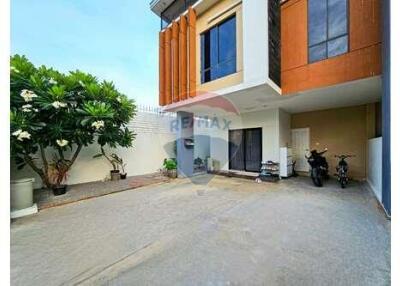 Luxury Modern Townhouse, 3 Bed 2 Bath in Hua Hin Soi 70 For Sale