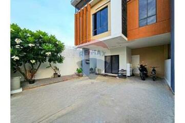 Luxury Modern Townhouse, 3 Bed 2 Bath in Hua Hin Soi 70 For Sale