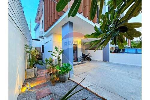 Luxury Modern Townhouse, 3 Bed 2 Bath in Hua Hin Soi 70 For Sale