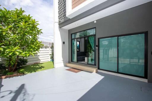 Modern Townhouse with Private Pool Near International Schools