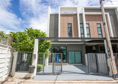 Modern Townhouse with Private Pool Near International Schools