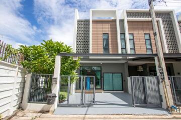 Modern Townhouse with Private Pool Near International Schools