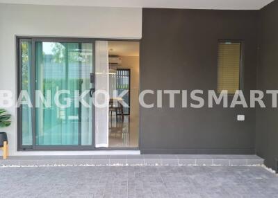 Townhouse at Pleno Sukhumvit-Bangna 2 for rent