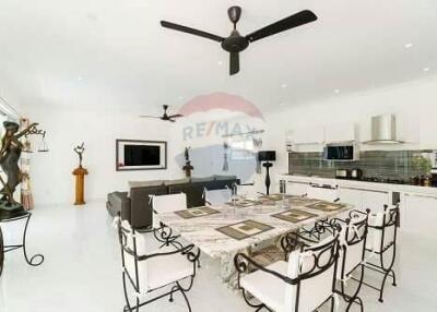 4 Bedrooms villa for rent