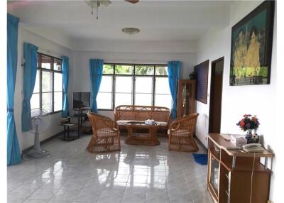 3 -Storey Villa 4 bedroom  for rent