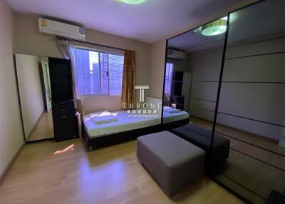 Bedroom with large mirrors and modern furnishings