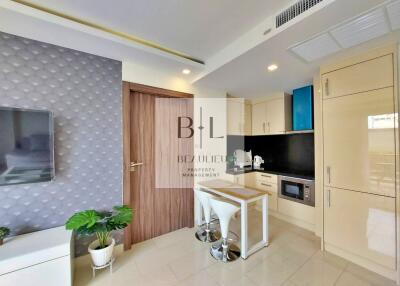 Modern kitchen with breakfast bar and appliances