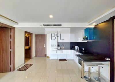 Modern kitchen with breakfast bar