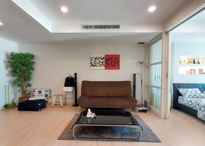 Spacious 1-Bedroom Condo Taksin Bridge View