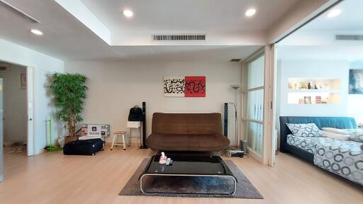 Spacious 1-Bedroom Condo Taksin Bridge View