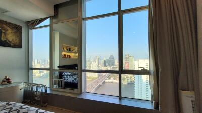 Spacious 1-Bedroom Condo Taksin Bridge View