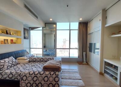 Spacious 1-Bedroom Condo Taksin Bridge View