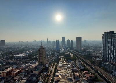 Spacious 1-Bedroom Condo Taksin Bridge View