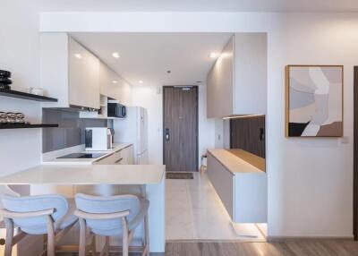 Modern kitchen with dining area