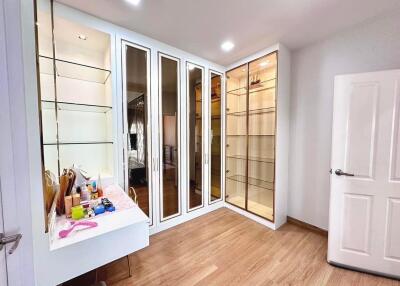 Bedroom with mirrored wardrobe and glass shelves