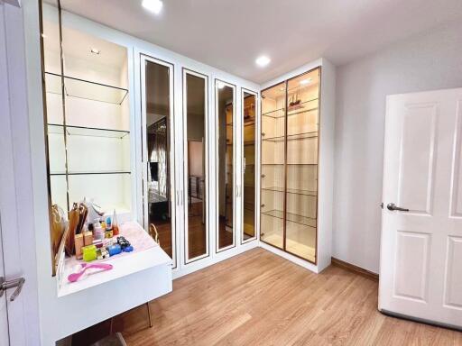 Bedroom with mirrored wardrobe and glass shelves