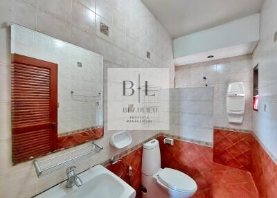 Spacious bathroom with modern amenities