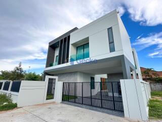 4 Bedrooms House in The Cave Ville East Pattaya H011721