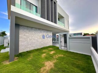 4 Bedrooms House in The Cave Ville East Pattaya H011721