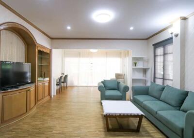 2 Bedroom Townhouse : Butsarin by Land & House