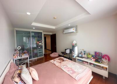 3-bedroom spacious condo for sale close to BTS Ekamai