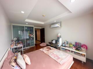 3-bedroom spacious condo for sale close to BTS Ekamai