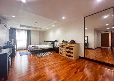 3-bedroom spacious condo for sale close to BTS Ekamai