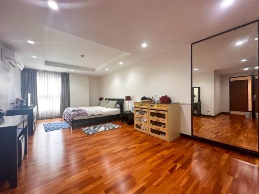 3-bedroom spacious condo for sale close to BTS Ekamai