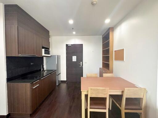 1-bedroom condo for sale close to Phayathai BTS and subway stations.