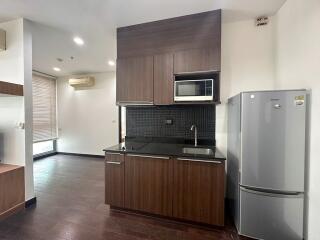 1-bedroom condo for sale close to Phayathai BTS and subway stations.