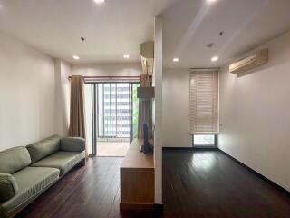 1-bedroom condo for sale close to Phayathai BTS and subway stations.