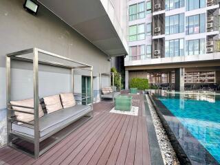 1-bedroom condo for sale close to Phayathai BTS and subway stations.